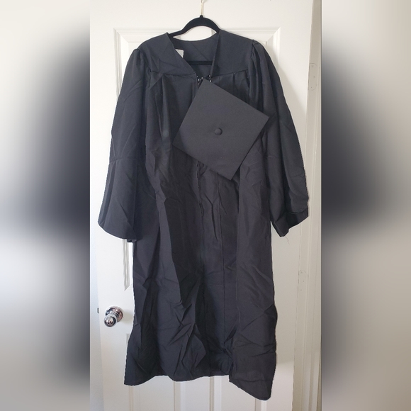 Cap & Gown 🎓✏️ - Picture 4 of 8